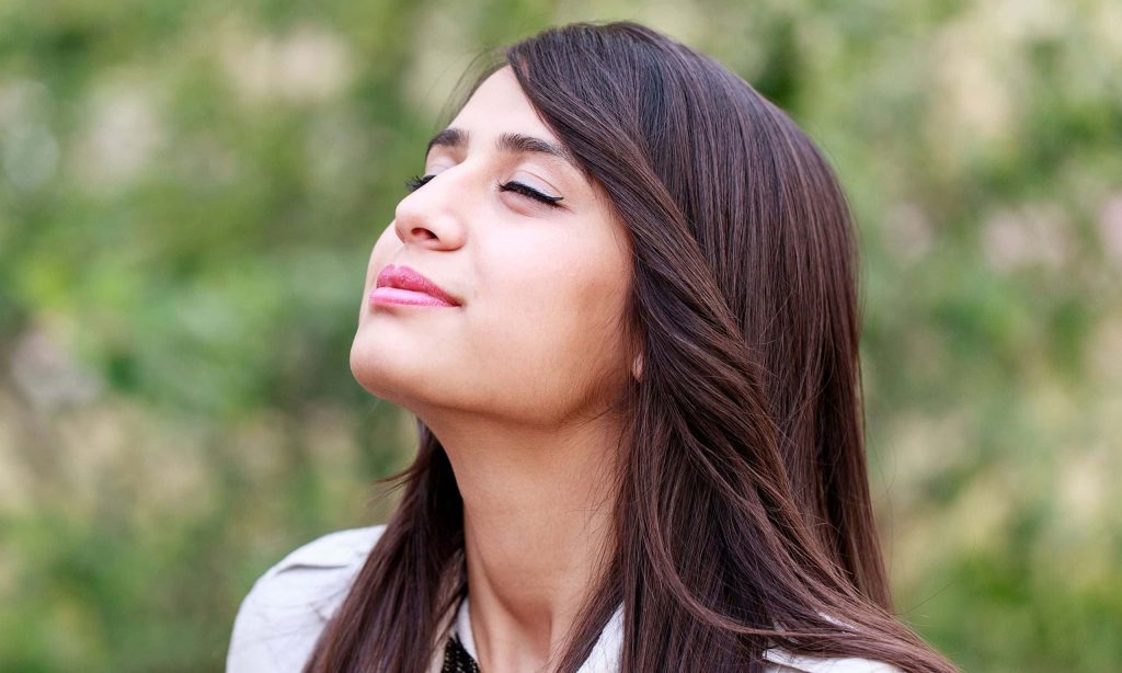 Chica respirando aire sano